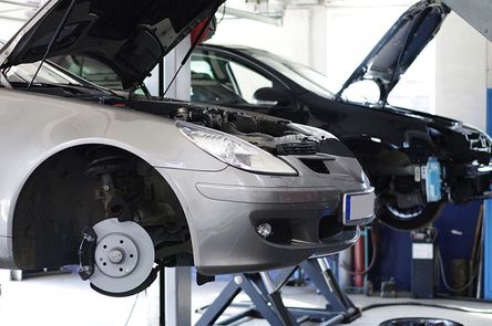 Autos in der Werkstatt