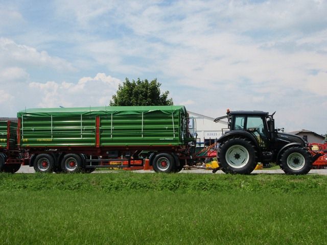  Am 30.06.2011 Übergabe eines Valtra N142 Direct mit einem Pronar 24t Kipper an die Firma SK.RH Schmalzbauer & Roman GmbH aus Göpfritz/Wild